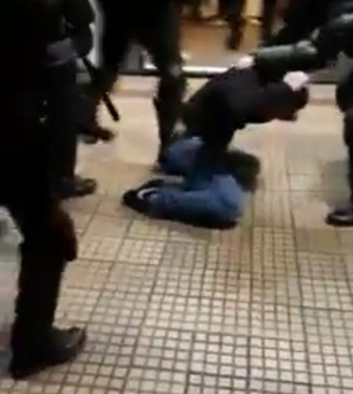 Provocando gran indignación entre los cibernautas, un video mostró cómo los policías en Francia ingresan al metro a golpear y arrestar a gente sin cubrebocas. Esto, como medida ante el rebrote de Covid-19 que hay en ese país.