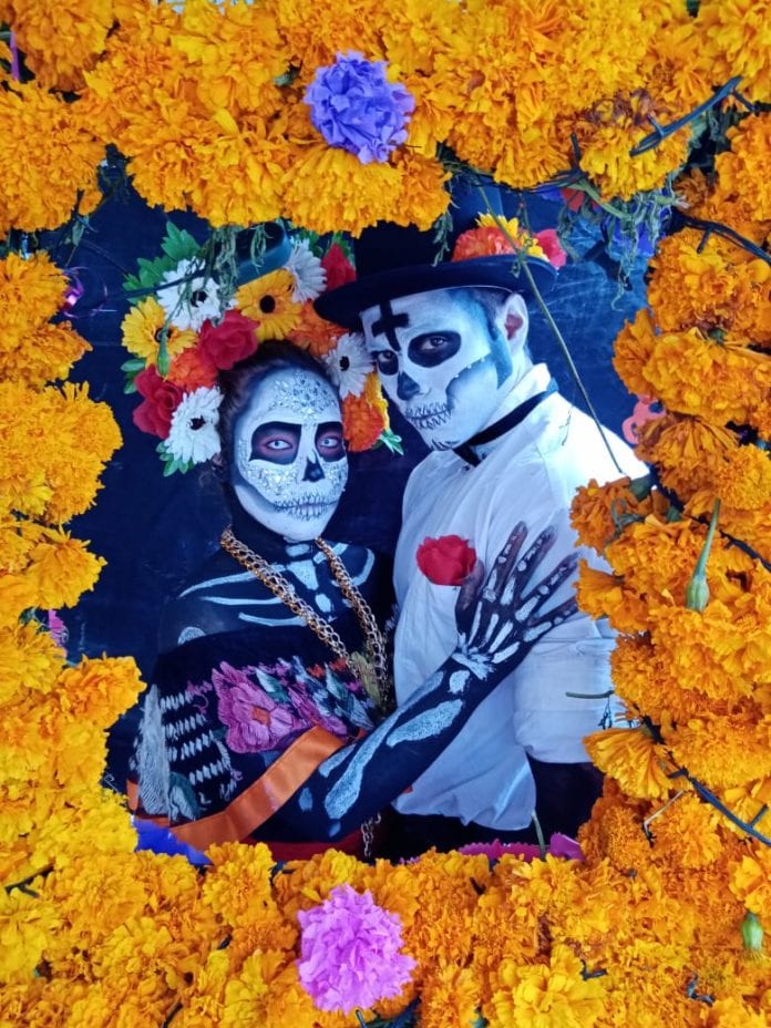 Se las ingeniaron para preservar las tradiciones mexicanas y festejar este Día de Muertos.