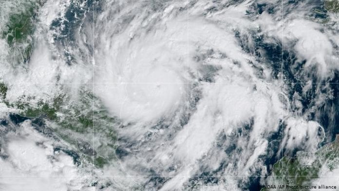Las fuertes lluvias y vientos de 215 kilómetros por hora anuncian consecuencias catastróficas cuando toque tierra este martes