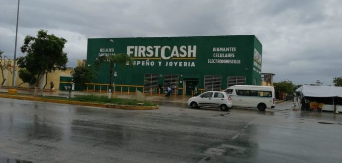 Un ciudadano recibió un balazo en la cara, durante un asalto armado esta madrugada, en la entrada al fraccionamiento Villas del Sol, en el que le despojaron 9 mil pesos y un teléfono celular.