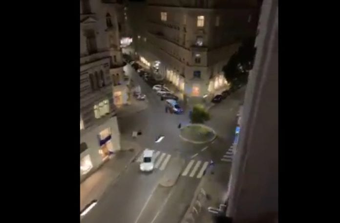 Caos y terror provocó un presunto atentado terrorista contra en las inmediaciones de la Catedral de San Esteban y la Stephansplatz de Viena. Ciudadanos corrían huyendo de los incontables disparos que sucedían cerca del lugar.