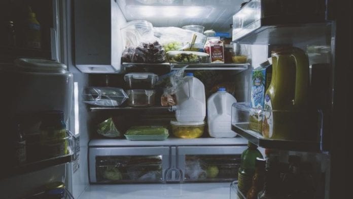 Niña de 14 años mete a su bebé al refrigerador