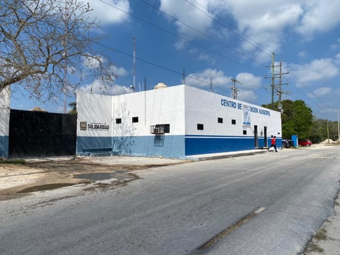 Un interno del Centro de Retención Municipal de esta ciudad falleció después de recibir siete puñaladas, por uno o más reos en el área de sancionados de esta cárcel.