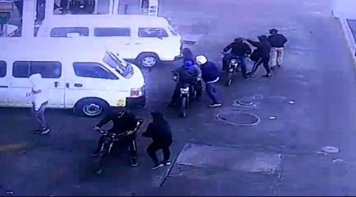 Sujetos a bordo de motocicletas y armados llegan a asaltar una gasolinera en el Edomex