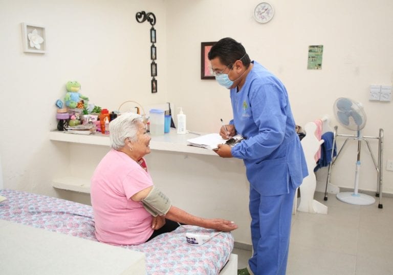 Atención a la población de adultos mayores.