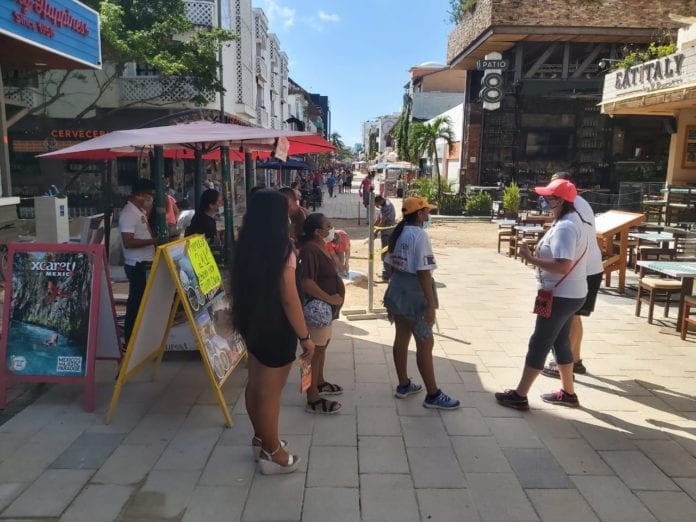 Lleno de vida y con abundantes turistas luce la Quinta Avenida, ahora que tiene un avance de casi el 98%, y que se goza de un aumento de visitantes, debido al fin de año.
