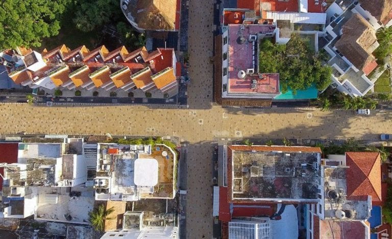 La presidenta municipal, Laura Beristain Navarrete, informó que el proceso de rehabilitación de la Quinta Avenida cuenta con un avance del 98 por ciento, por lo que en un franco ejercicio de transparencia destacó que los trabajos que se están realizando significan la última parte de esta obra que transformará el corazón económico de Solidaridad.