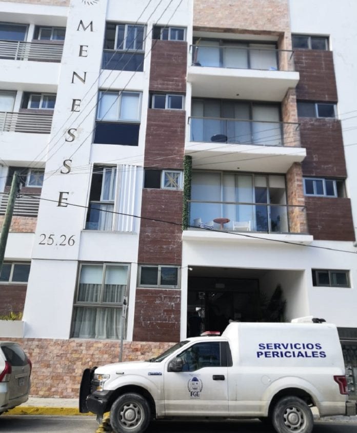 El cuerpo de un hombre rodeado de sangre fue hallado al interior de uno de mis condominios Menesse, que se localizan sobre la avenida 25, ente las calles 26 y 24  de la colonia Colosio.