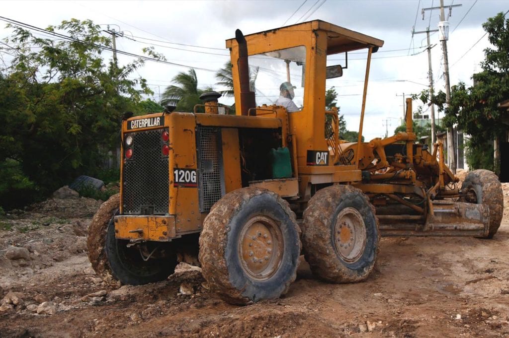 La Primera Autoridad Municipal destacó que, como en otros proyectos de obra pública, además se mantiene un estricto control de calidad y transparencia en la aplicación de los recursos para garantizar que, por ejemplo, la carpeta asfáltica de la pavimentación cumpla con el espesor adecuado para soportar la carga vehicular.
