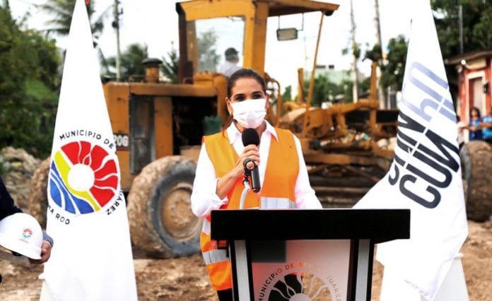 El gobierno de Benito Juárez desarrolla un proyecto integral de obra pública en la Supermanzana 235, que incluye pavimentación, guarniciones y banquetas para mejorar la infraestructura urbana de esa zona.