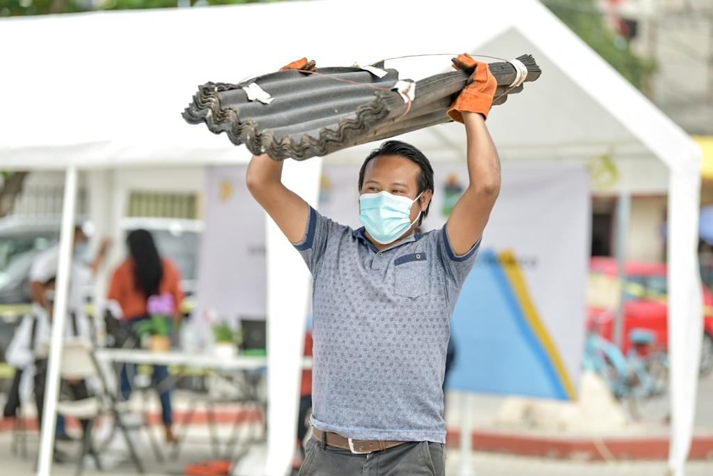 Ante los cada vez más numerosos ciudadanos que acuden a realizar trámites para no tener que trasladarse a las oficinas, el edil dijo que sigue trabajando para mantener la reactivación económica del municipio de Tulum, en este sentido expresó que hay trabajo y generación de empleos, reflejo del esfuerzo que, indicó, debe ser compartido por todos ciudadanos.