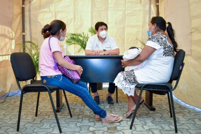 “La comunicación directa y permanente con los ciudadanos se mantuvo este año 2020 que está por concluir y se mantendrá durante el 2021 en todas las áreas que componen la administración municipal para toda la población tulumnense, y en particular a través del programa Caravana de Servicios Municipales que llegó a la octava edición para cerrar el año en la colonia Maya”, resaltó el presidente municipal Víctor Mas Tah al dar la bienvenida a los ciudadanos interesados en alguno de los servicios que se prestan.