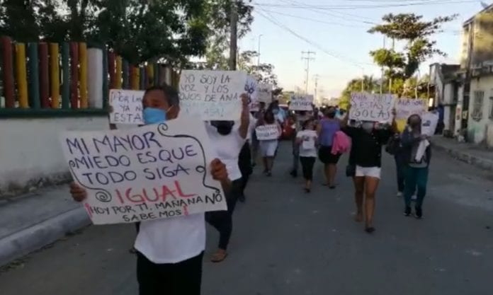 Un grupo de ciudadanos marchó esta tarde por la delegación de Puerto Aventuras, incluida la carretera federal, por la desaparición de una mujer, que se teme podría haber sido asesinada.