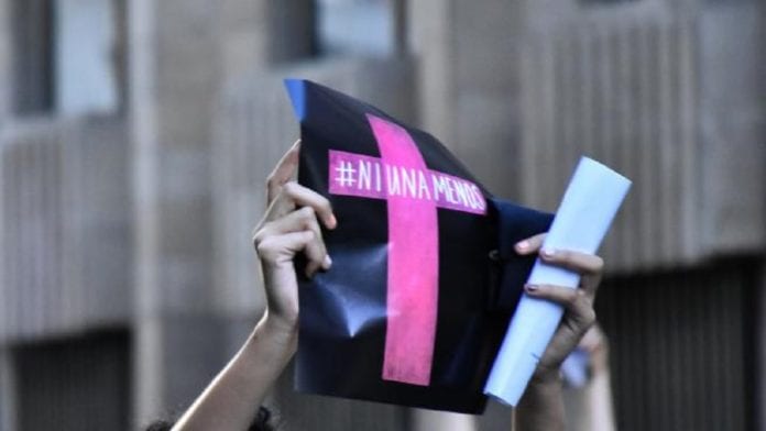 -El cuerpo sin vida de una mujer, en estado de putrefacción, fue hallado esta mañana a unos 100 metros del puente peatonal de Puerto Aventuras, hecho que ya es investigado por la Fiscalía General del Estado como un feminicidio.