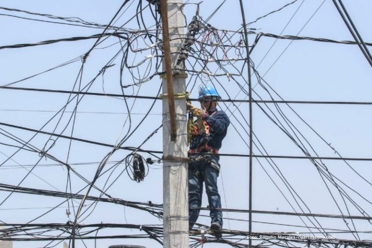 Este día se han reportado diversas fallas eléctricas en diversas regiones de México, han advertido usuarios de redes sociales, a lo que la Comisión Federal de Electricidad, respondió que efectivamente ha habido fallos.