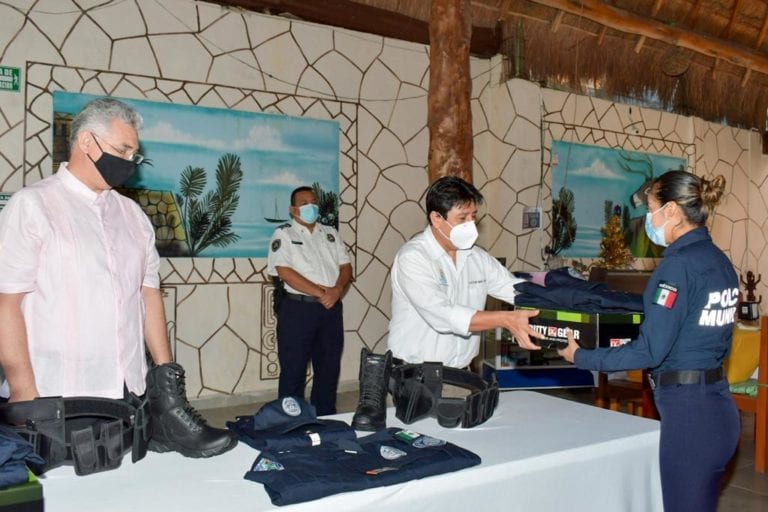 Entregan a policías de Tulum uniformes y Certificado Único Policial para fortalecer su labor