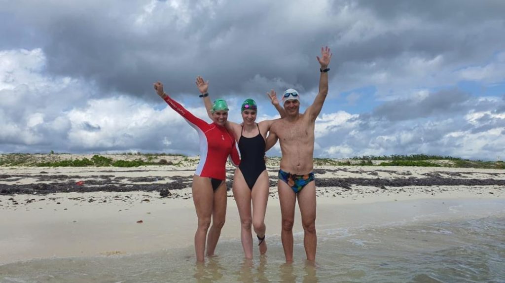 Una familia nadó de Cozumel a Playa del Carmen para recaudar fondos para estudiantes hispanos; conoce a detalle su proeza