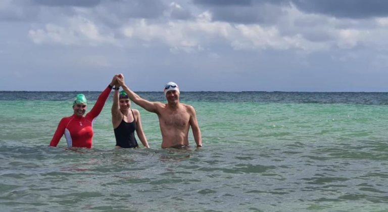 Una familia nadó de Cozumel a Playa del Carmen para recaudar fondos para estudiantes hispanos; conoce a detalle su proeza