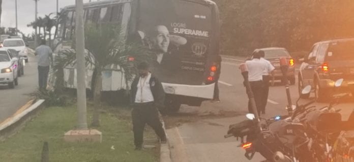 Un camión de transporte público chocó esta tarde cerca del puente Calinda, en la Zona Hotelera de esta ciudad, sin dejar lesionados, pero sí generando un considerable embotellamiento, al cerrarse un carril de bajada hacia el centro.