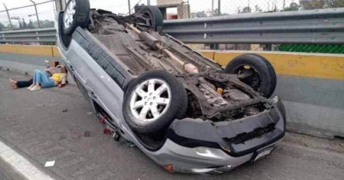 La conductora de una camioneta pierde la mano luego de haberse volteado con todo y vehículo