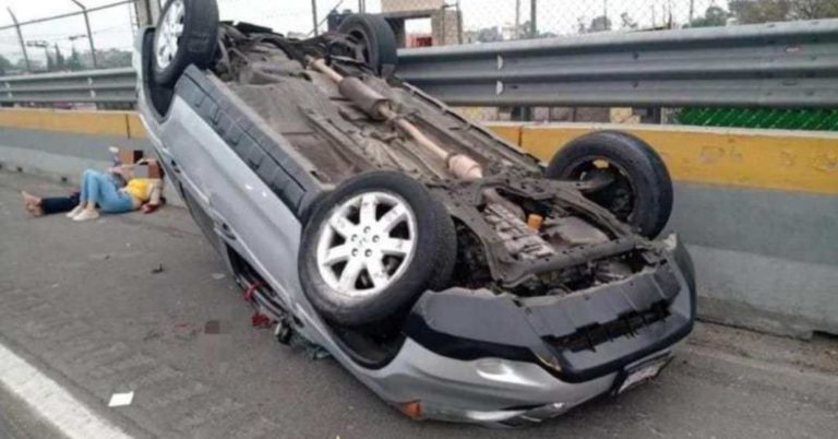 La conductora de una camioneta pierde la mano luego de haberse volteado con todo y vehículo