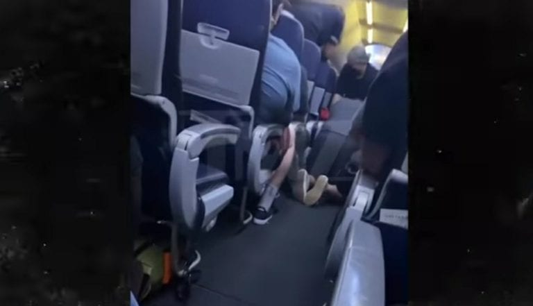 Muere pasajero con síntomas de Covid-19 durante un vuelo en Estados Unidos