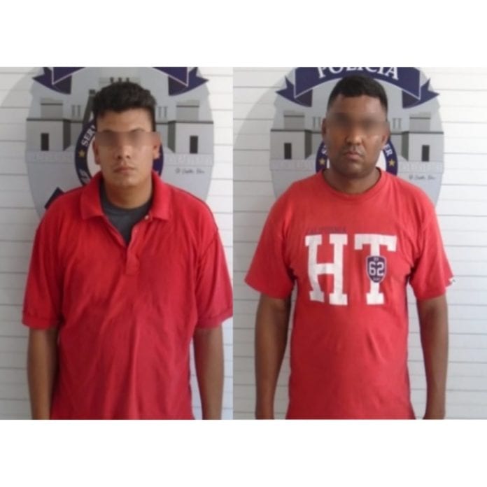 Dos sujetos que presuntamente asaltaron una tienda de refacciones en la Región 220 esta tarde, fueron detenidos por agentes policiacos, en el mismo vehículo descrito por las víctimas y llevando consigo además parte del botín.