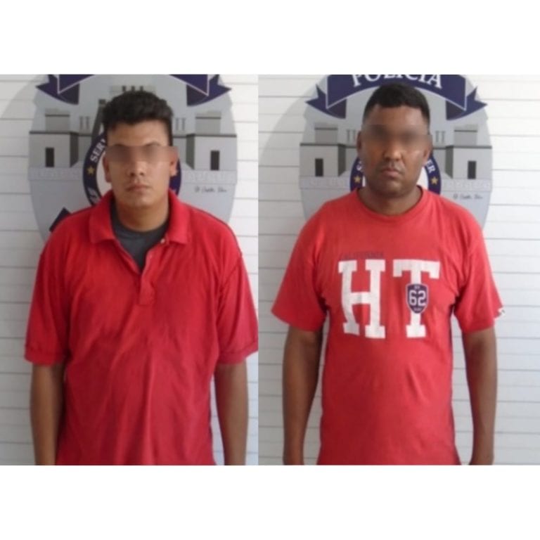 Dos sujetos que presuntamente asaltaron una tienda de refacciones en la Región 220 esta tarde, fueron detenidos por agentes policiacos, en el mismo vehículo descrito por las víctimas y llevando consigo además parte del botín.