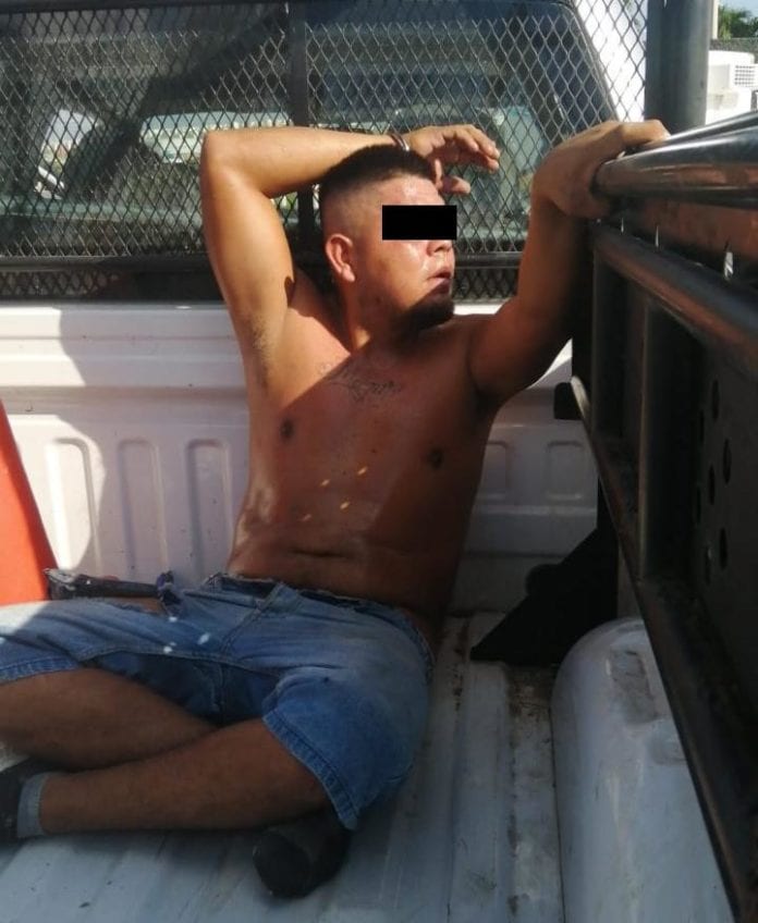 Taxistas que hacen base afuera del supermercado Chedraui en Paseos del Mar retuvieron y golpearon a un joven, al que acusaron de haber robado en las inmediaciones del lugar, aunque intervino la policía, que rescató a esta persona y se la llevó detenida.