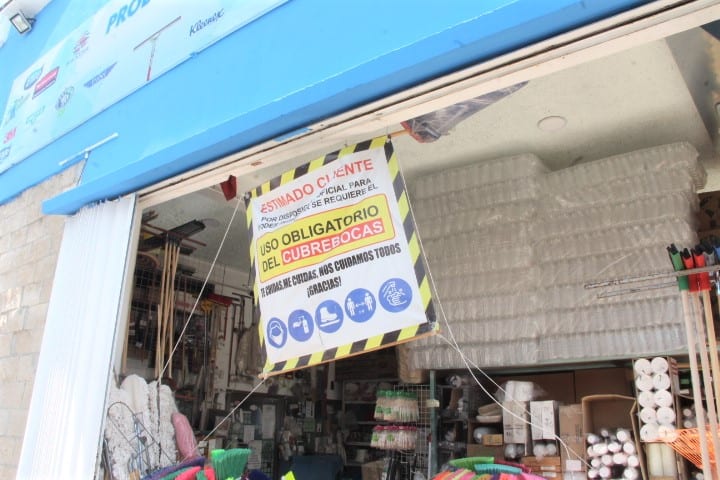 Una locataria de un comercio en la Supermanzana 23 de esta ciudad denunció haber encontrado en su basura una bolsa con envases, pruebas rápidas, guantes y otros desechos médicos, dejado por personal del módulo de pruebas rápidas del COVID-19, instalado en esta zona, cuando estos desechos biológicos debieran tener un manejo especial.