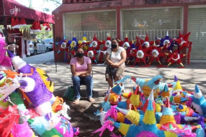 Aunque las fiestas y festejos de gran tamaño han sido prohibidos en el estado, por la actual pandemia, la ciudadanía todavía insiste en comprar piñatas, para sus pequeñas reuniones de fin de año, al ser una tradición que realizan año con año.