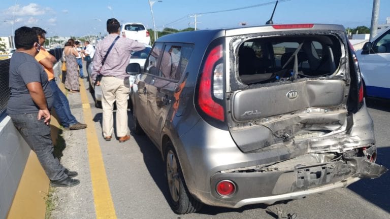 Un fuerte congestionamiento vehicular se generó esta tarde en el bulevar Playa del Carmen, luego que seis automóviles se vieran involucrados en la misma colisión, en el descenso del puente a la altura de la calle 90.