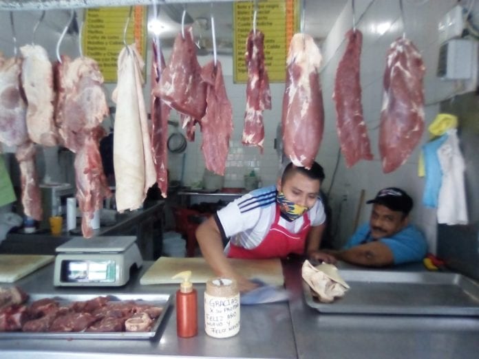 Después de un año de penurias, las fiestas navideñas llegan como un respiro para carnicerías, pues un gran número de familias hacen esfuerzos para contar con su tradicional cena de pierna o pavo, aunque sean más pequeños que de costumbre.