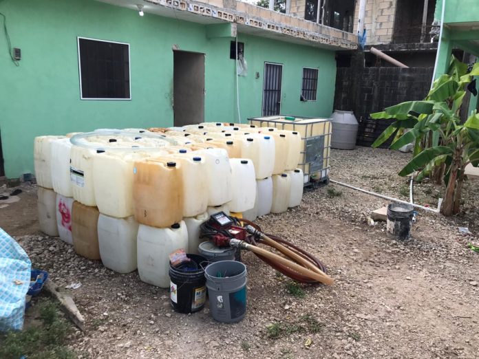 Decomisan elementos de la Guardia Nacional bidones con gasolina en calles de Cancún gracias a una denuncia anónima