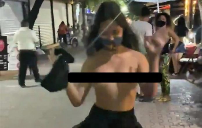 Actriz para adultos hizo topless en la Quinta Avenida de Playa del Carmen; mira la insólita grabación que se ha hecho viral