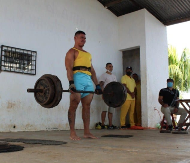 Un total de ocho internos y dos externos participaron hoy en una competencia de “levantamiento de pesos en la modalidad de peso muerto”, evento realizado en el Centro de Reinserción Social (Cereso) de Chetumal, informaron autoridades de la Secretaría de Seguridad Pública de Quintana Roo.