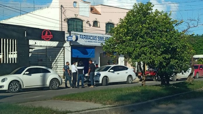 Tres hombres fueron detenidos esta tarde por agentes de la Policía Municipal, luego que presuntamente intentaran llevarse por la fuerza a otra persona,
