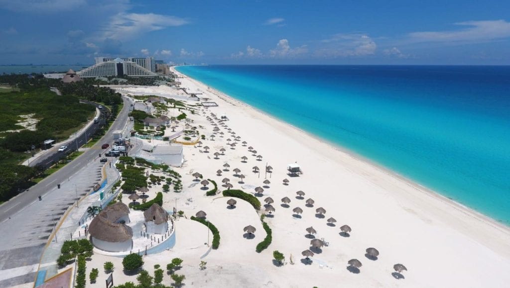 Detalló que hasta este domingo se contabilizó un 50.5 por ciento de ocupación en la Zona Hotelera de Cancún y 43.9 por ciento de ocupación en la zona centro del municipio, lo cual representa un total de 45 mil 221 turistas que pernoctaron en la entidad.