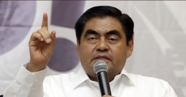 Video: Gobernador de Puebla calla a reportera y la ataca por cuestionarlo