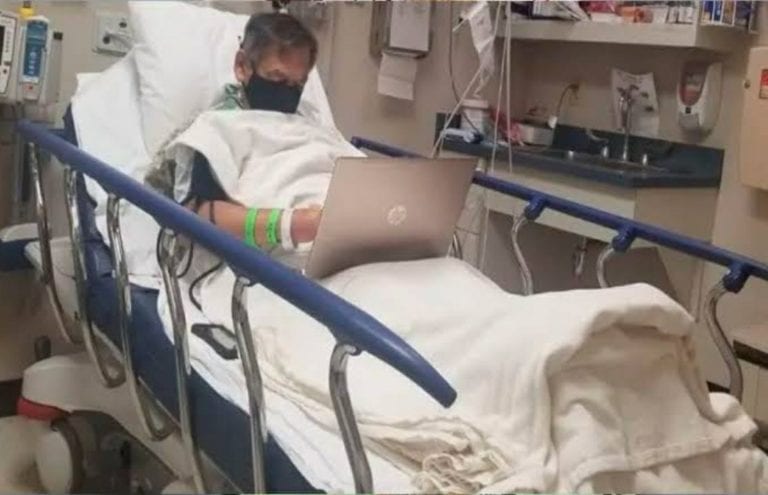 Antes de morir, profesor termina de calificar exámenes de sus alumnos desde un hospital