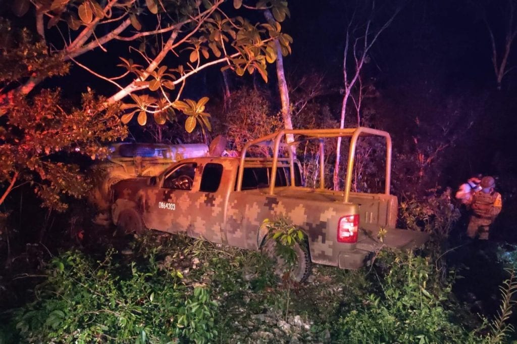 El accidente ocurrió en el Circuito Metropolitano, vialidad que conecta a la prolongación de la avenida Kabah, en su última etapa con la avenida Rancho Viejo. De acuerdo a fuentes militares, el incidente ocurrió por desconocimiento del terreno.