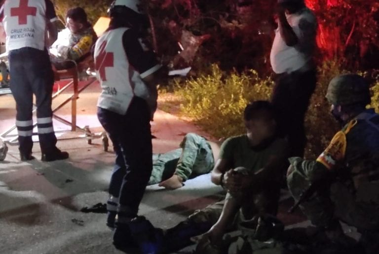 Dos camionetas del Ejército Militar, pertenecientes al Plan DN-III-E, se salieron de la vía asfáltica, en la zona continental de Isla Mujeres, quedando cuatro soldados lesionados, además de otros con golpes menores.