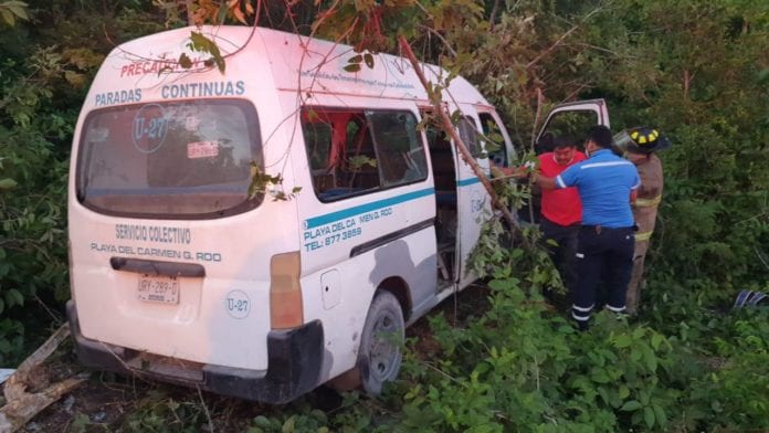 El conductor de una combi de transporte público colisionó esta tarde a un automóvil particular, en el acceso a la colonia Bosques de Cristo Rey. Una persona resultó herida de levedad.