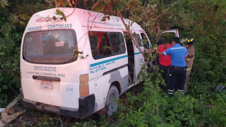 El conductor de una combi de transporte público colisionó esta tarde a un automóvil particular, en el acceso a la colonia Bosques de Cristo Rey. Una persona resultó herida de levedad.