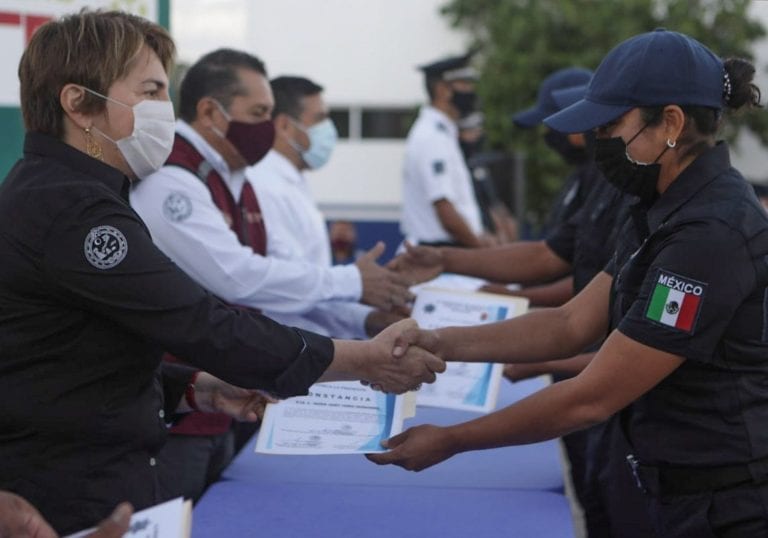 Dan reconocimiento a Policías Municipales graduados en Playa del Carmen