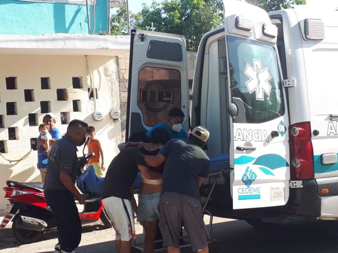 mujer apuñalada por su esposo