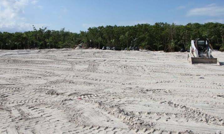 Limpio, es como luce ahora el sitio que antes estuvo lleno de basura por años en Holbox