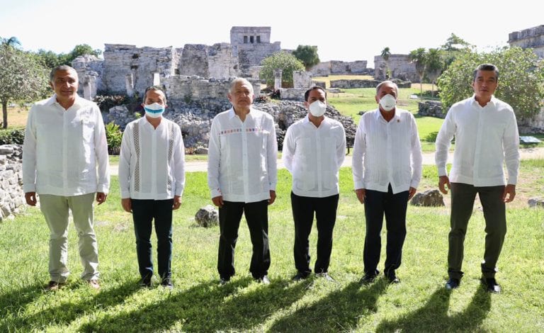 El gobernador Carlos Joaquín firmó con el presidente Andrés Manuel López Obrador el Convenio del Programa de Ordenamiento Territorial del Sureste, que tiene como objetivo poner orden, que no haya anarquía, que no haya caos, que se puedan definir los planes de desarrollo urbano en esta región del país.