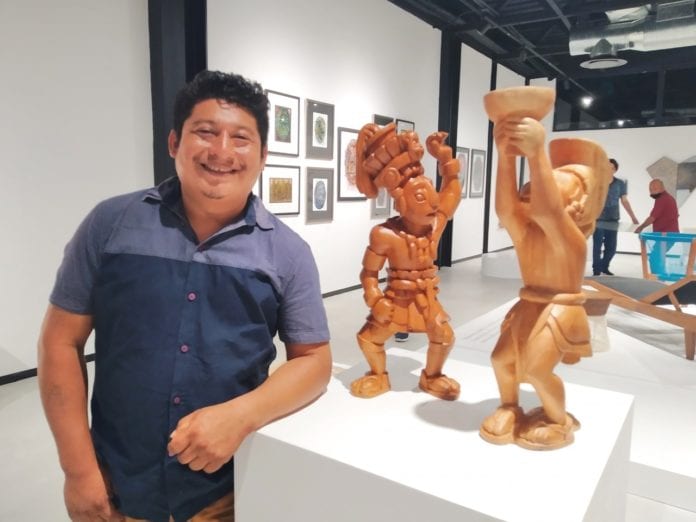 El escultor maya José Alberto Poot Chablé logró exponer dos piezas como parte de una colección de ocho esculturas alusivas a los duendes mayas o Aluxes, en una galería de arte contemporáneo de la Universidad Artist Academy en Cancún, Quintana Roo.