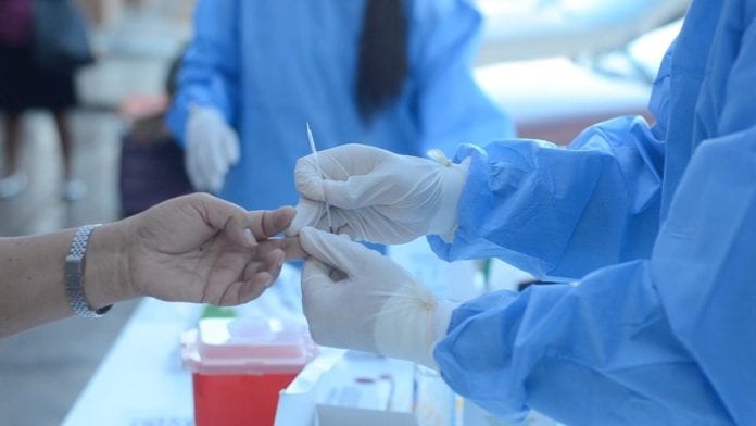 Al iniciar el fin de semana, y prácticamente para todo el periodo vacacional decembrino, el gobernador Carlos Joaquín reiteró que se siguen aplicando pruebas rápidas de covid-19 en las colonias con más casos positivos activos del estado y se han instalado módulos para ello en algunos puntos conocidos de Chetumal, Cancún y Playa del Carmen.